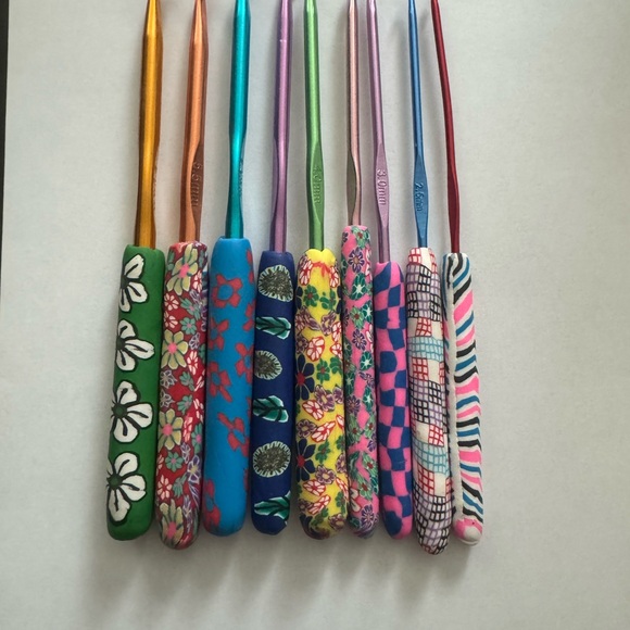 9Pcs Crochet Hook / Knitting Needles Set With Fancy Markings Handle - Picture 8 of 9